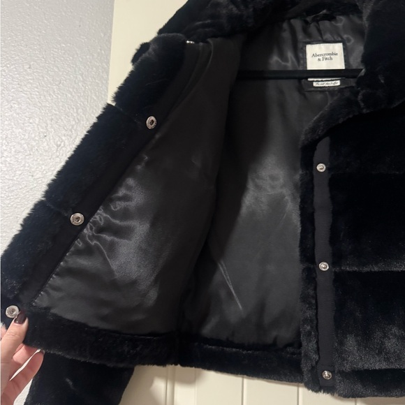 Abercrombie & Fitch black faux fur mini puffer jacket - Picture 3 of 4